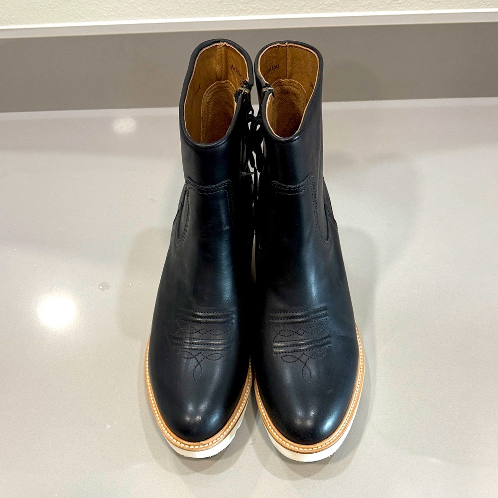 Lucchese Black Leather Women’s ankle zip Booties